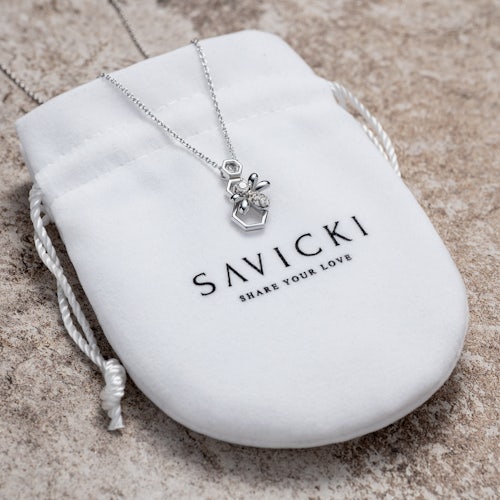 Naszyjnik celebrytka pszczoła Savicki: srebrny, cyrkonie